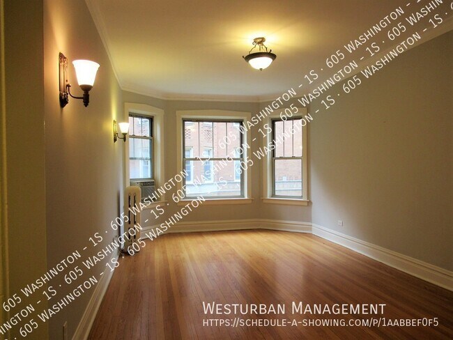 Building Photo - Central Oak Park Condo