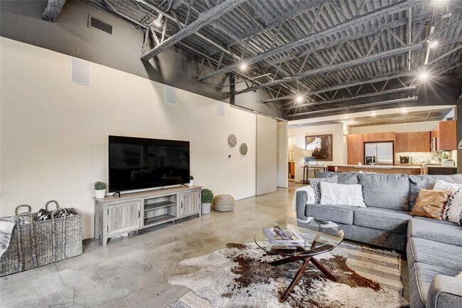 Building Photo - 601 Brushy St