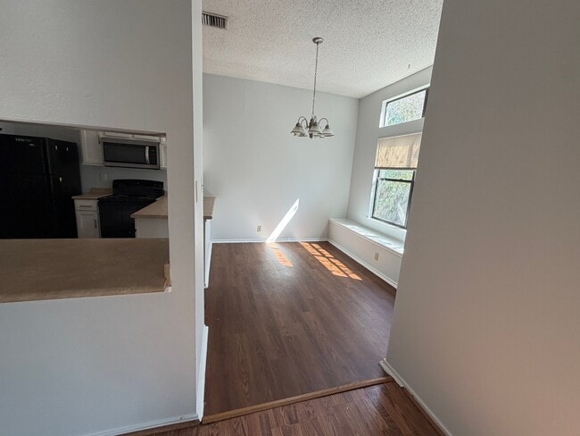 Foto del edificio - 8023 Dove Trail Dr