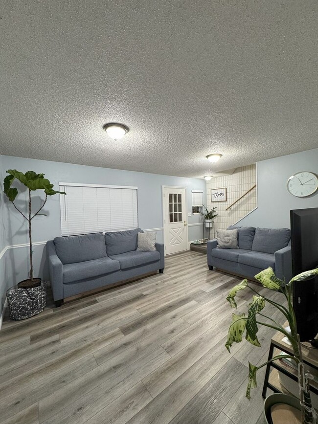 Foto del edificio - Charming 3-Bedroom Home with Modern Update...