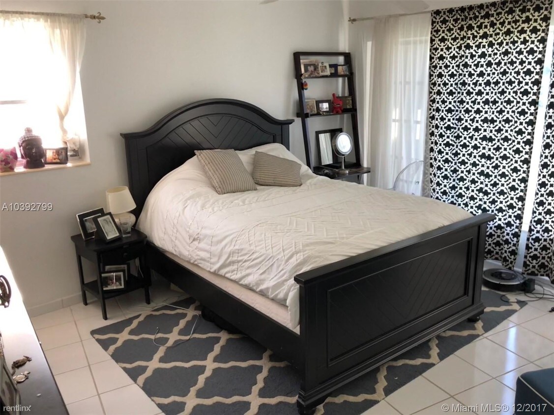 Foto principal - 8020 East Dr