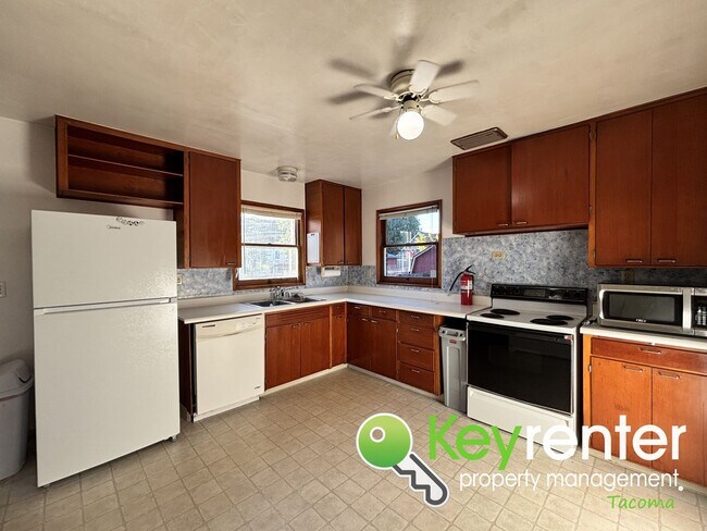 Foto del edificio - Charming 4-Bedroom Mid-Century Style Craft...