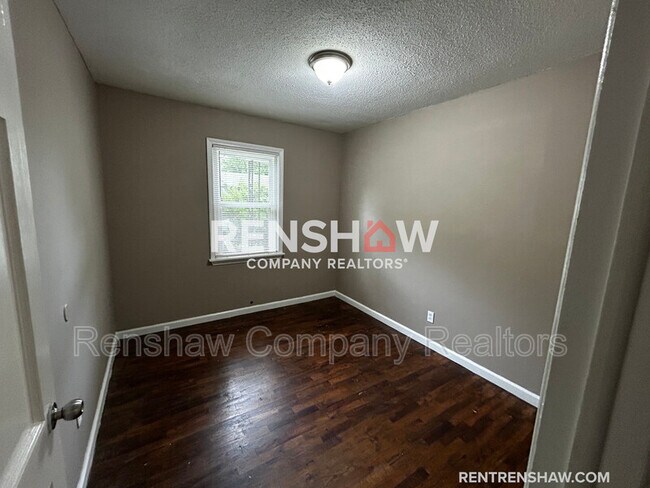 Building Photo - 672 Coach St