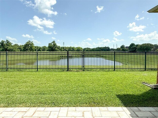 Foto del edificio - 7706 Bayou Green Ln