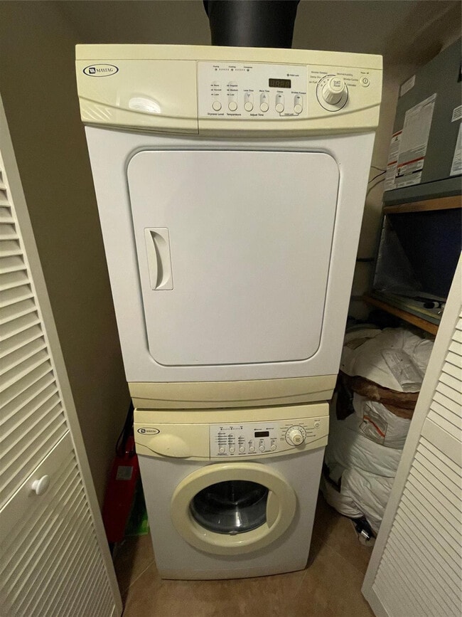 Building Photo - 6075 N Sabal Palm Blvd