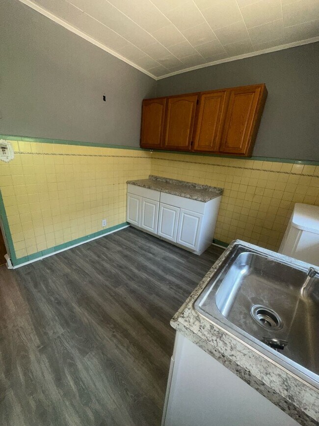 Foto del edificio - 3 bedrooms / 1 full bathrooms  renovated i...