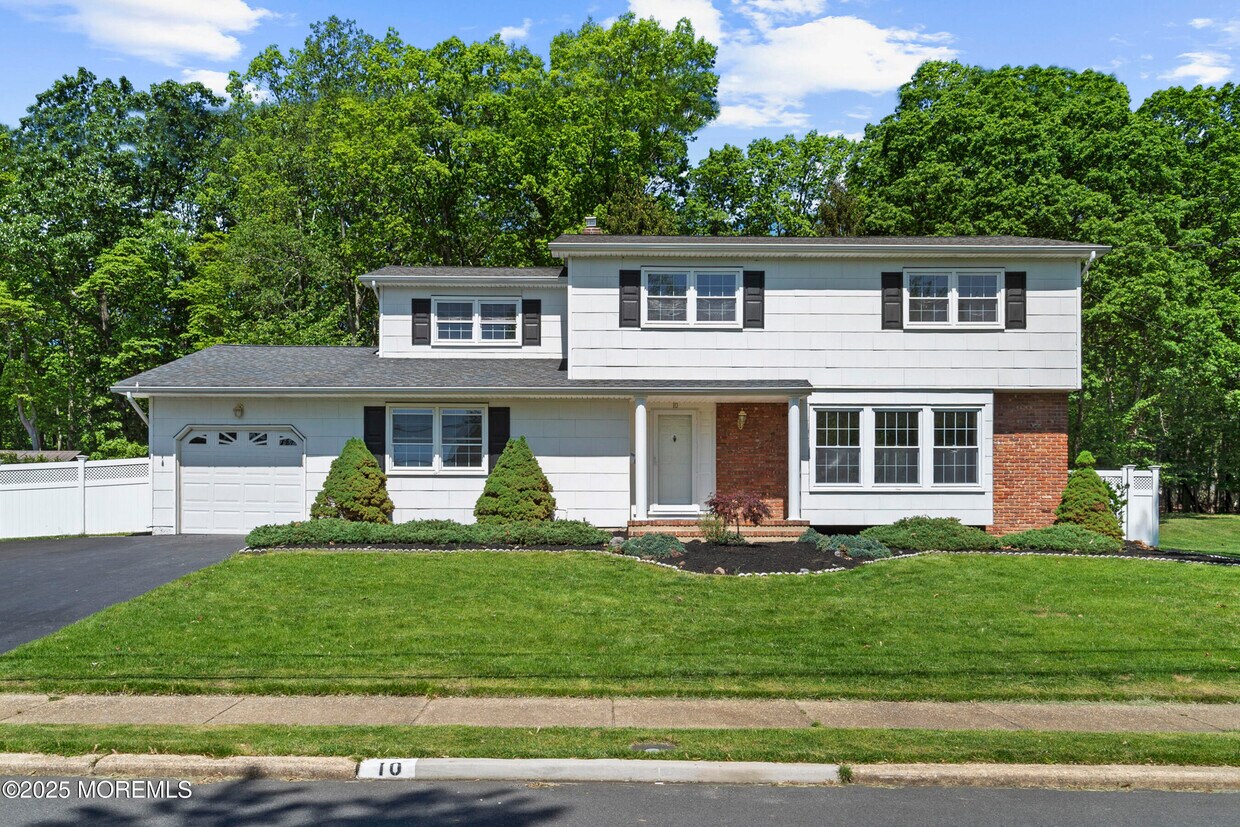 Primary Photo - 10 Pepperridge Rd