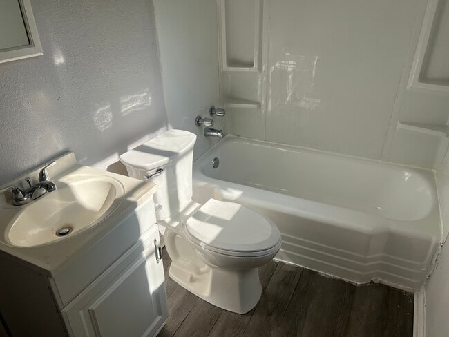 Foto del edificio - 2129 Ford St