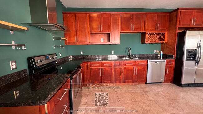 Foto del edificio - Large kitchen with 2 Fridges, Separate toi...