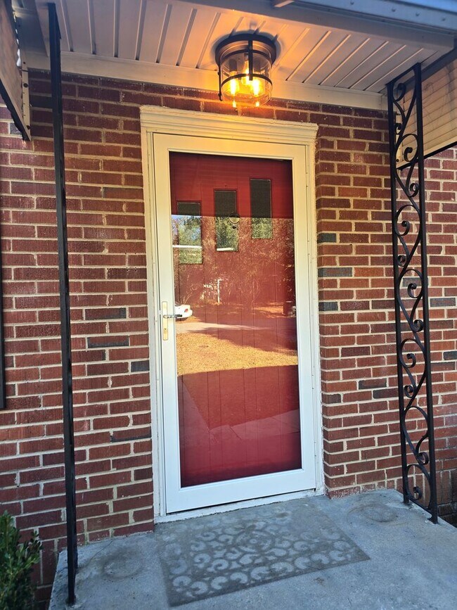 Foto del edificio - 2 bed 1 bath brick house