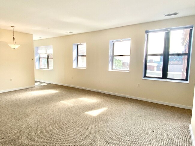 Building Photo - City Living!  Very Spacious 1 Bed 1 Bath W...