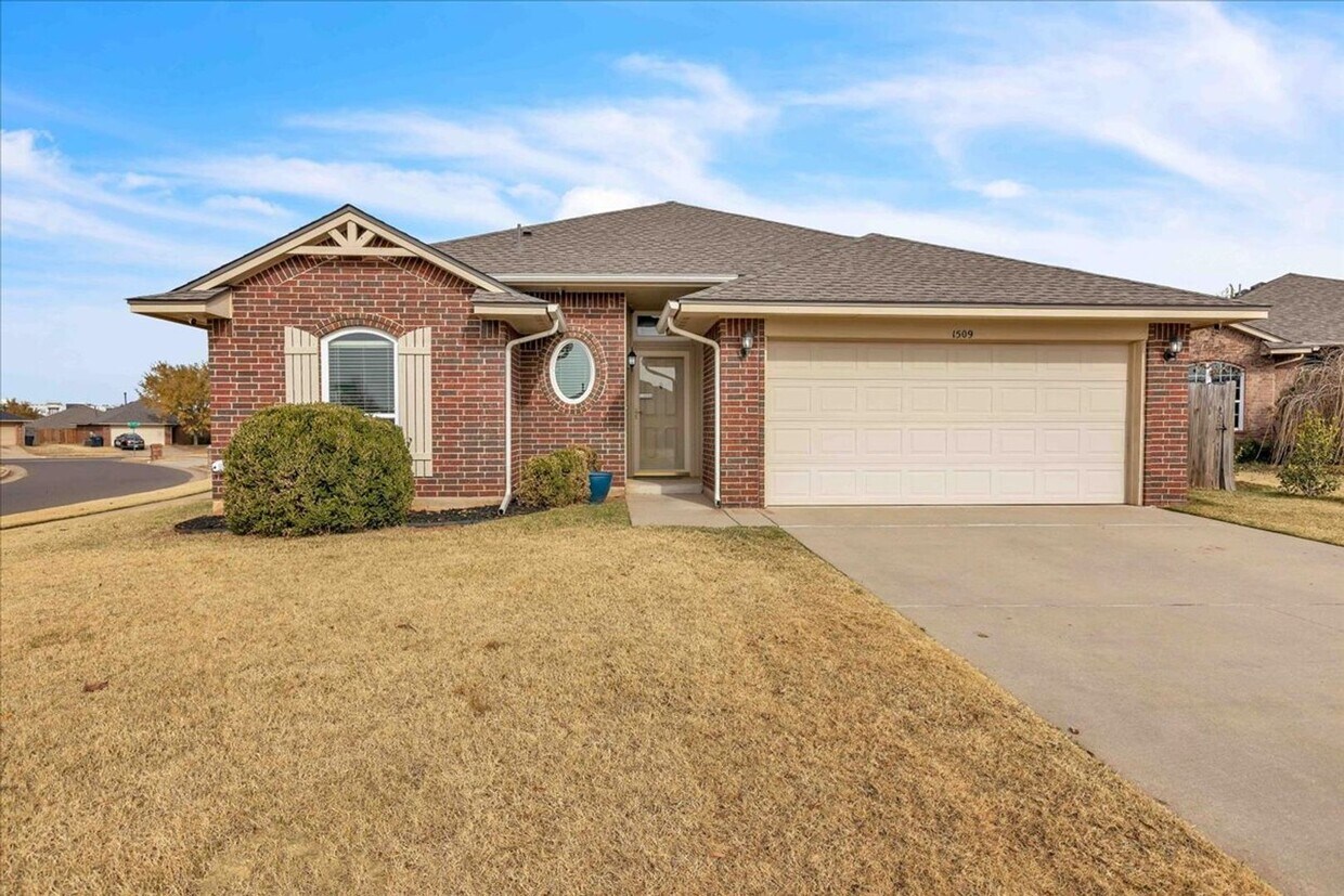 Lawn Care Included! 3 bed, 2 bath, 2 car - Lawn Care Included! 3 bed, 2 bath, 2 car
