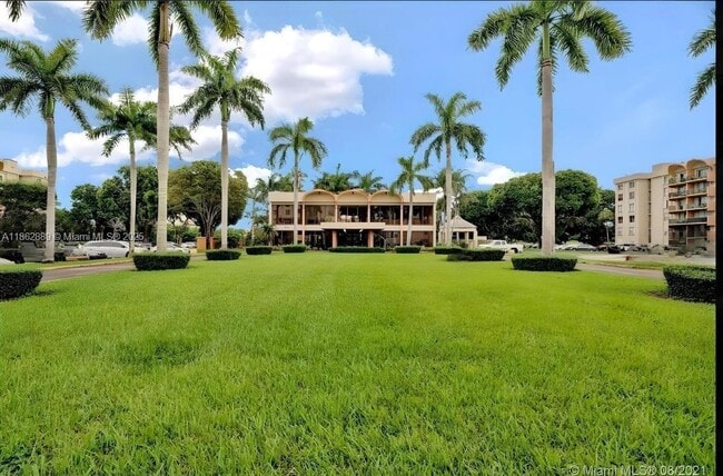 Building Photo - 9310 Fontainebleau Blvd