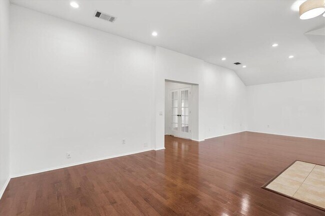 Foto del edificio - 6105 Back Bay Ln