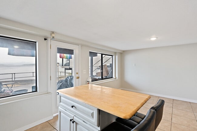 Building Photo - 4703 Beach Dr SW