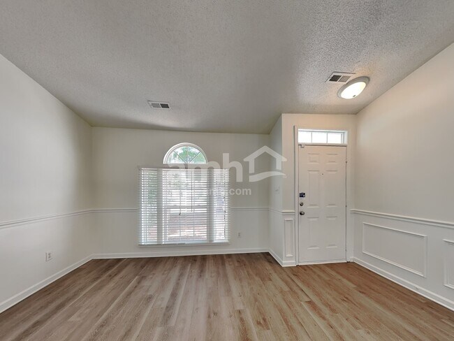 Foto del edificio - 5548 Timbertop Ln
