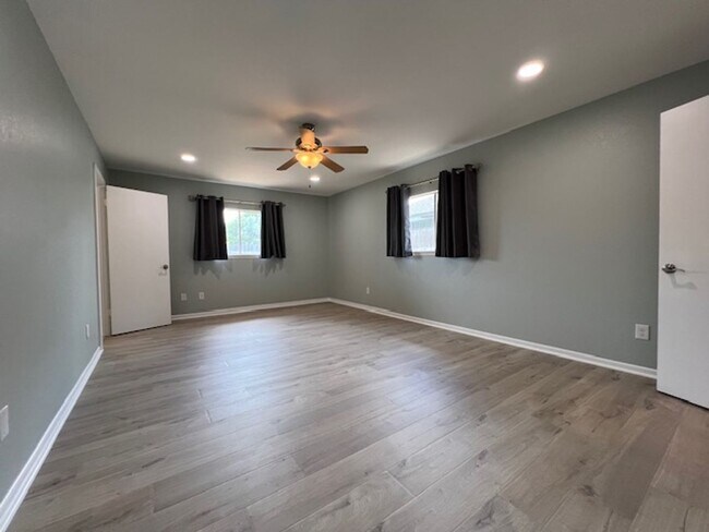 Foto del edificio - UPDATED HOME IN FLOUR BLUFF - OFFERING GRE...