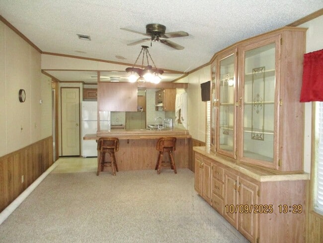 Building Photo - Charming 2-bedroom, 1-bathroom home locate...