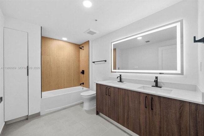 Foto del edificio - 2479 NE 192 St