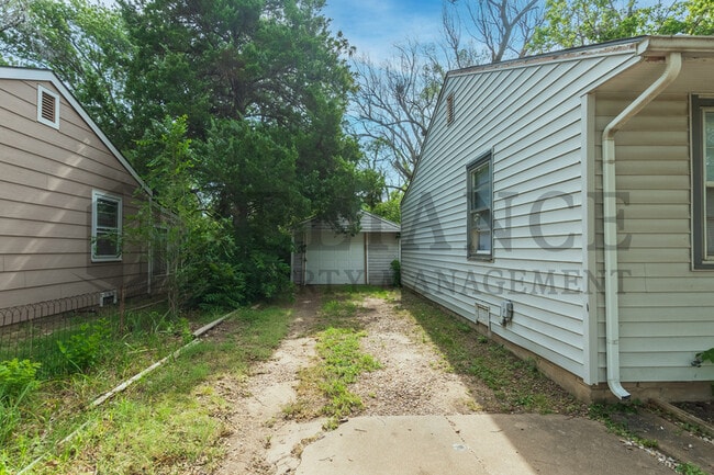 Building Photo - 608 N Sheridan St