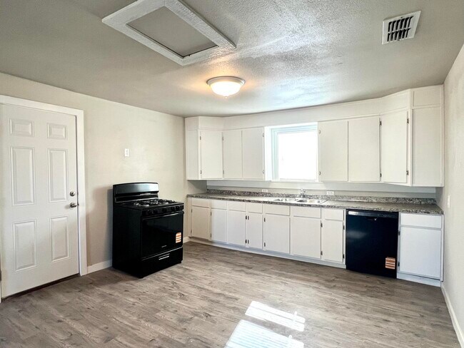 Foto del edificio - 1510 E 10th St