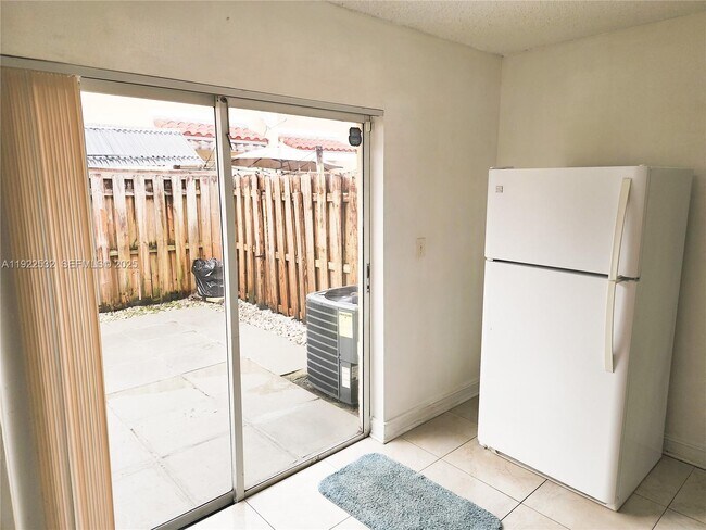 Foto del edificio - 562 NW 82nd Pl