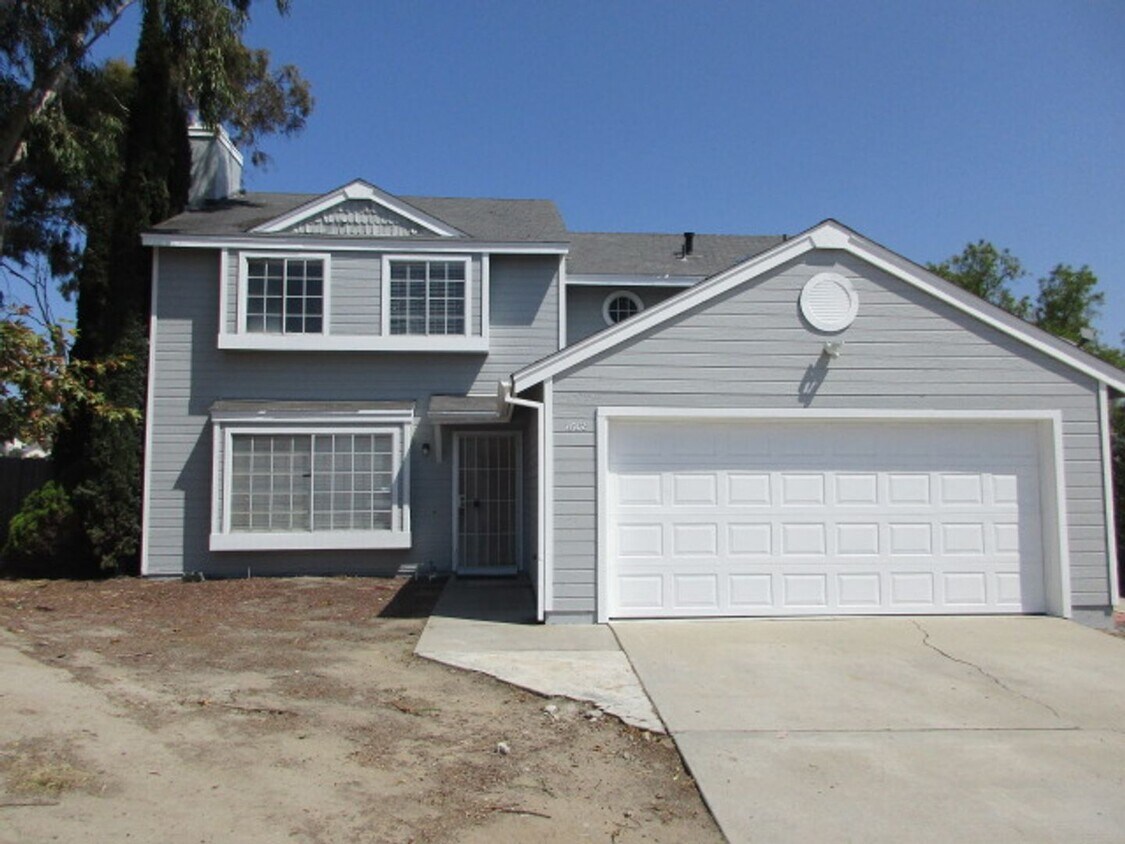 Foto principal - 4 Bedroom House Corner Lot