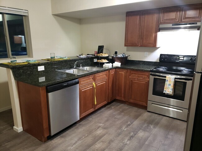 Cocina con asientos en la barra - 304 S Skipworth Rd