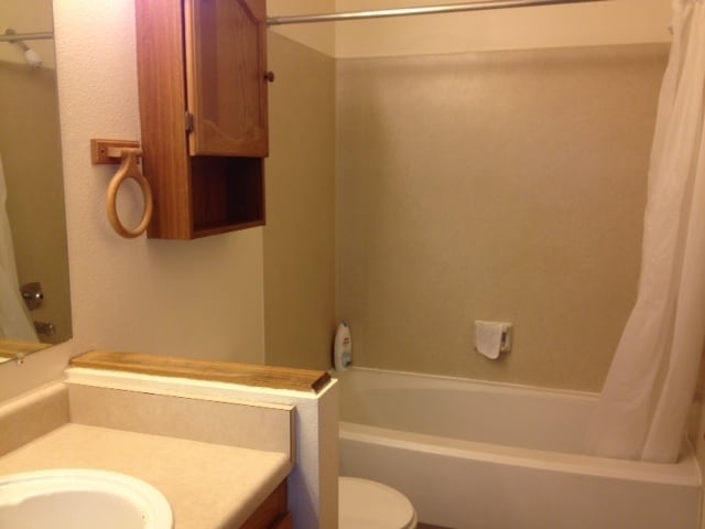 Building Photo - Loft Style Condo in Well-Maintained Commun...