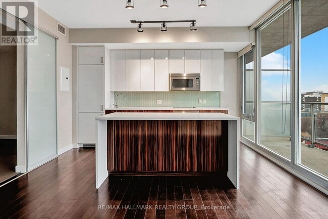 Building Photo - 300 Lisgar St