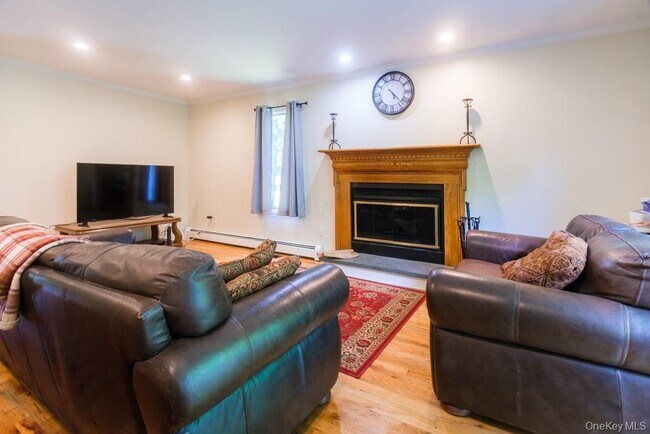 Foto del edificio - 64 Furnace Woods Rd