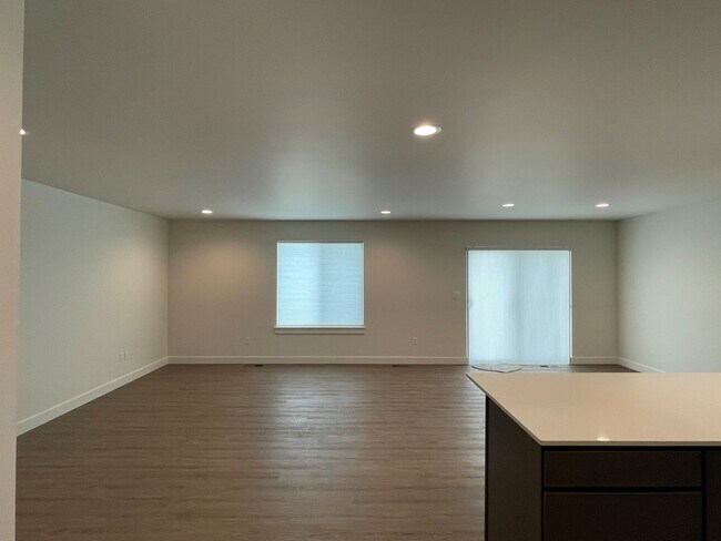 Building Photo - Available Now 3 bedroom 1.75 bathroom