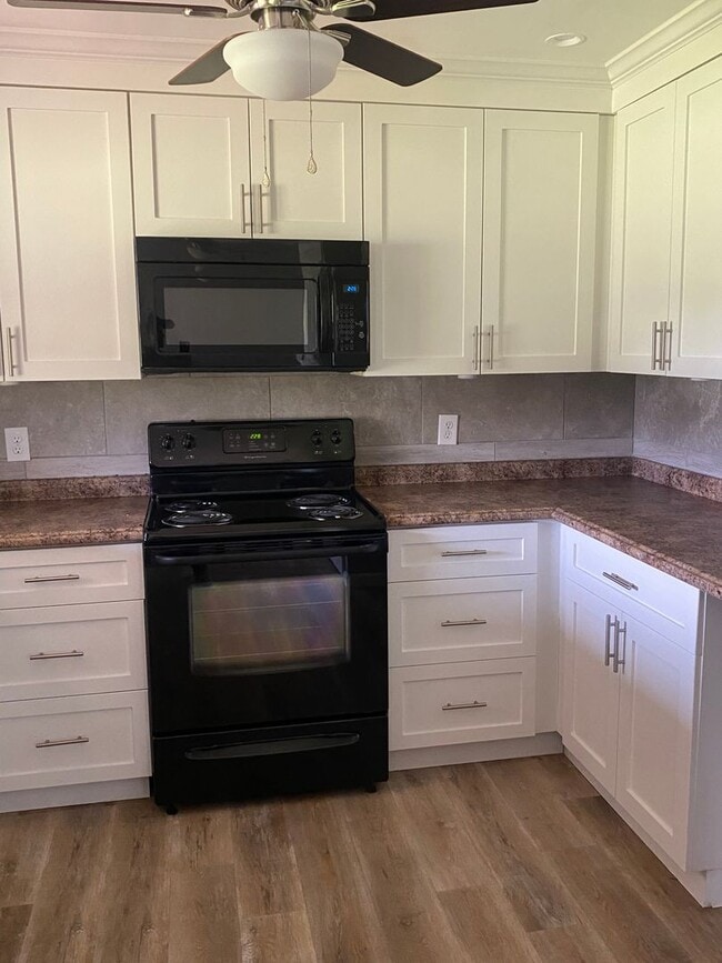 Building Photo - 3 Bed 1.5 Bath Cozy Country Home! - Muscle...