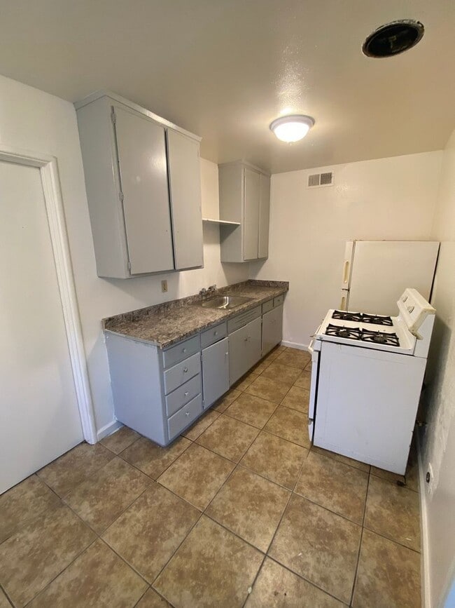 Building Photo - 4348 E Fairfax Ave