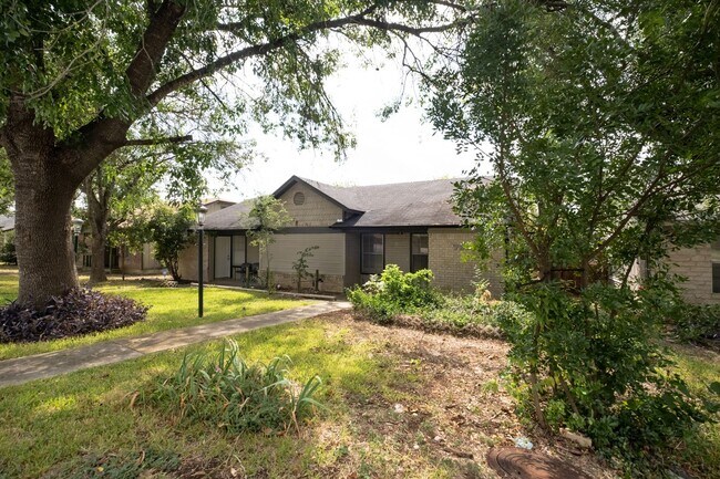 Building Photo - Updated 2 Bedroom, 1 Bath Duplex in a Grea...