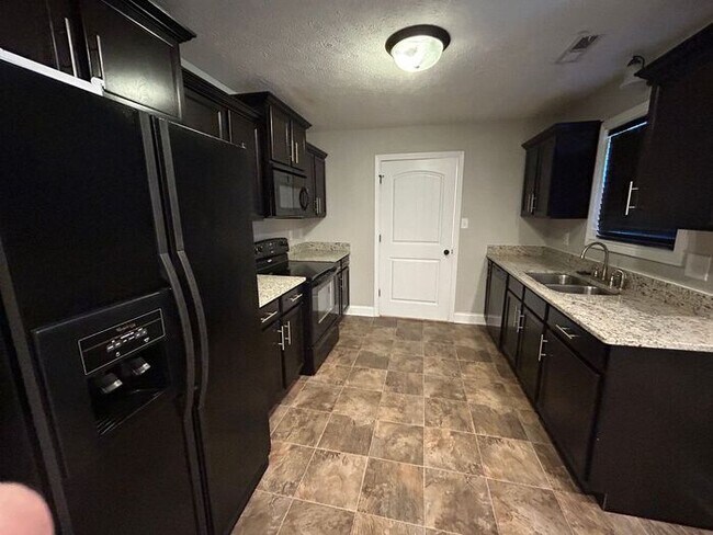 Foto del edificio - Lovely 3 Bed 2 Bath With a Workshop/ Fence...