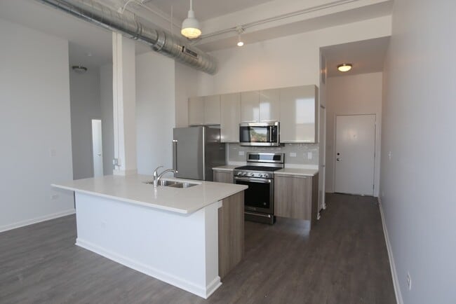 Building Photo - 932 W Dakin St