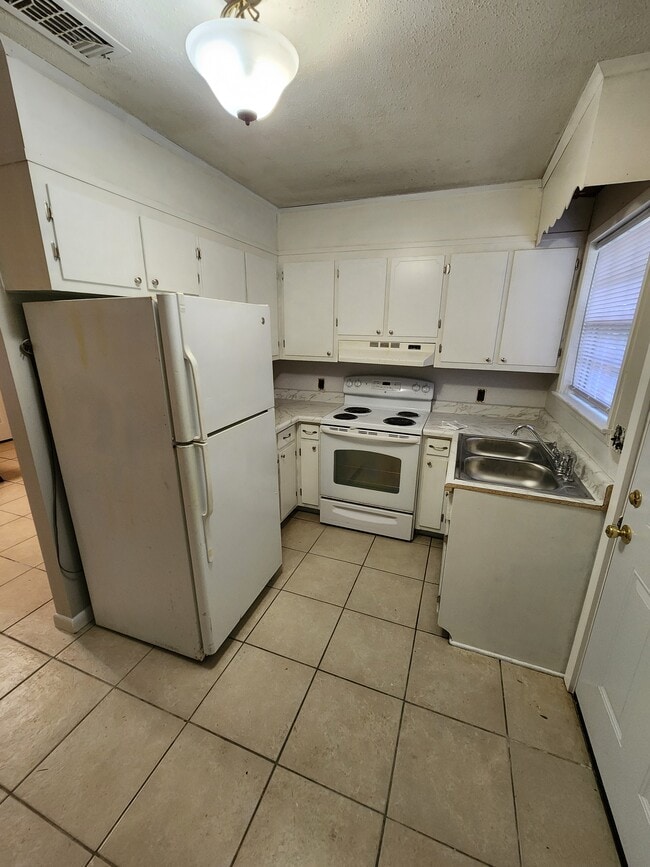 Building Photo - 6435 Open Rose Dr