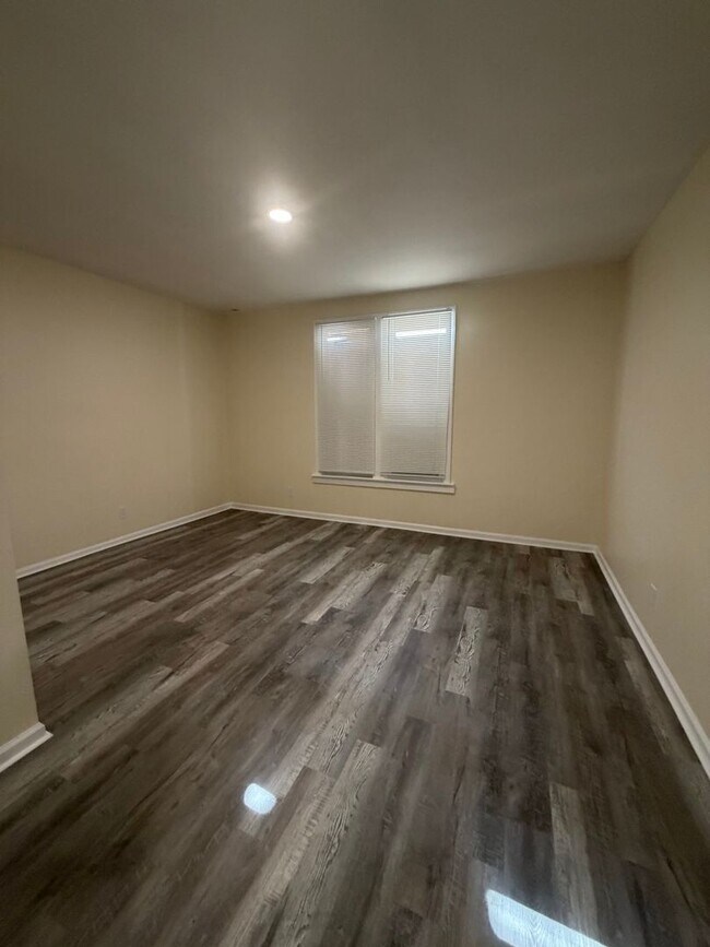 Foto del edificio - 5 Bedroom 2 full bath spacious home