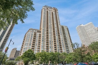 Building Photo - 2550 N Lakeview Ave