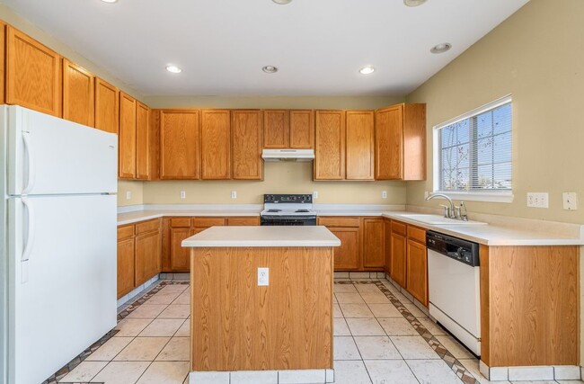 Building Photo - Aurora South - 4 bed 2.5 bath 3 car garage