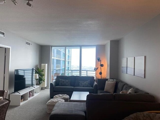 Foto del edificio - 325 S Biscayne Blvd