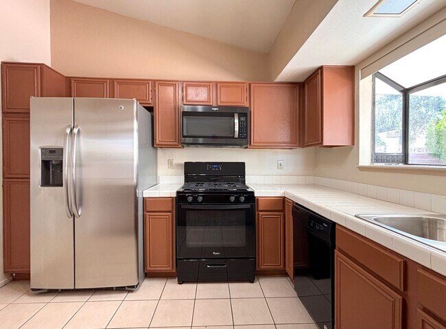 Building Photo - Single Story 3 Bedroom