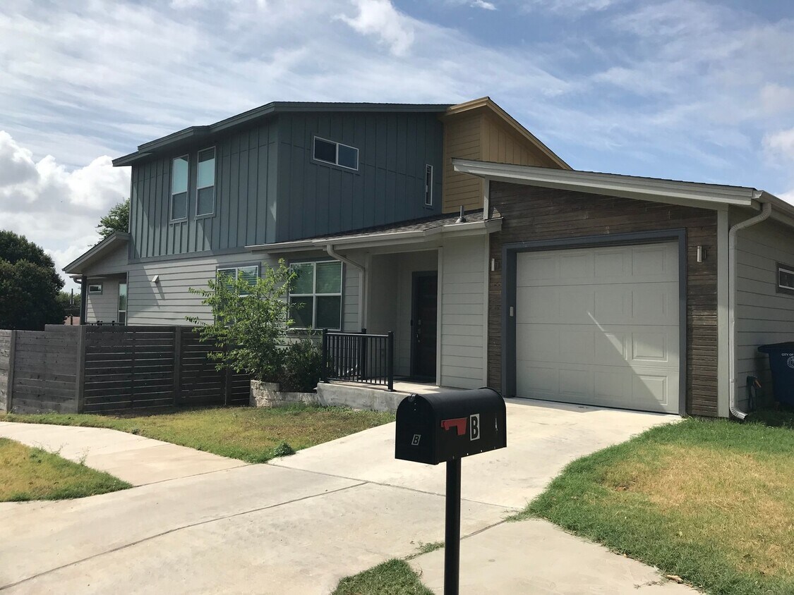 Foto principal - BEAUTIFUL, OPEN TOWNHOUSE CLOSE TO DOWNTOWN