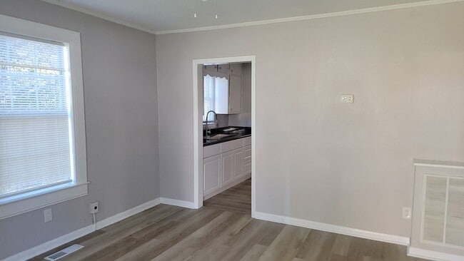 Building Photo - 2 bedroom 1 bath house - 3 minutes from No...