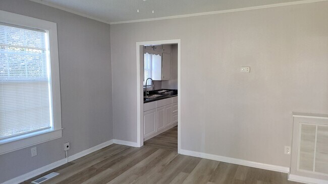 Foto del edificio - 2 bedroom 1 bath house - 3 minutes from No...