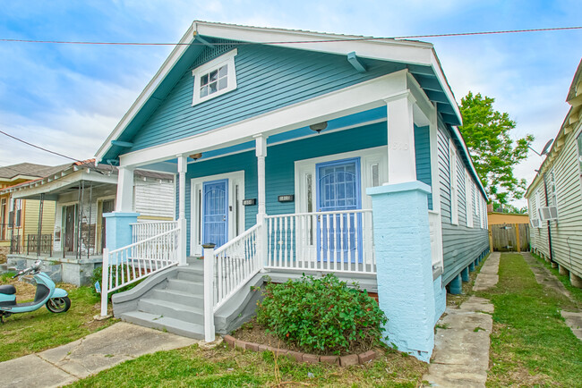 Building Photo - 1808 Desire St