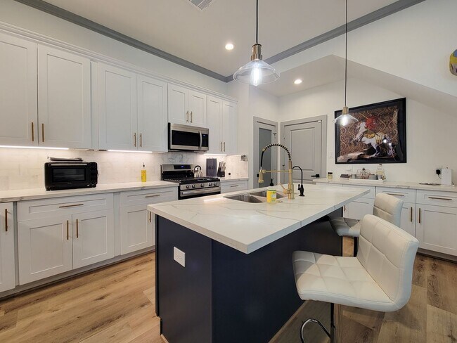 Foto del edificio - This 4-bedroom, 3-bathroom, two-story residence comes with a generous two-car attached garage. Re...