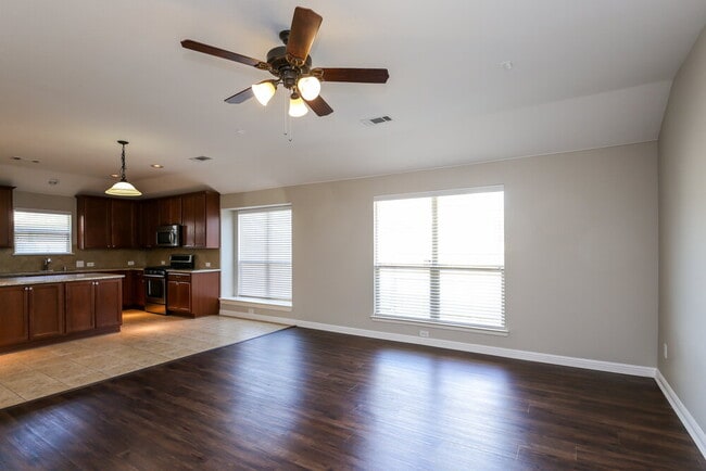 Building Photo - 1404 Nightingale Dr