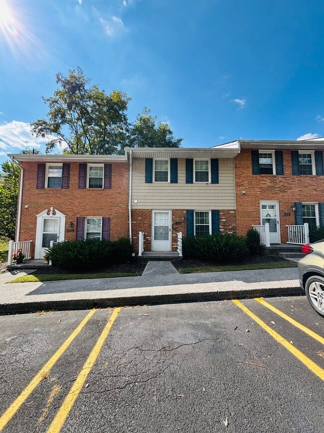 2 Bedroom, 1.5 Bath Townhouse - 2 Bedroom, 1.5 Bath Townhouse